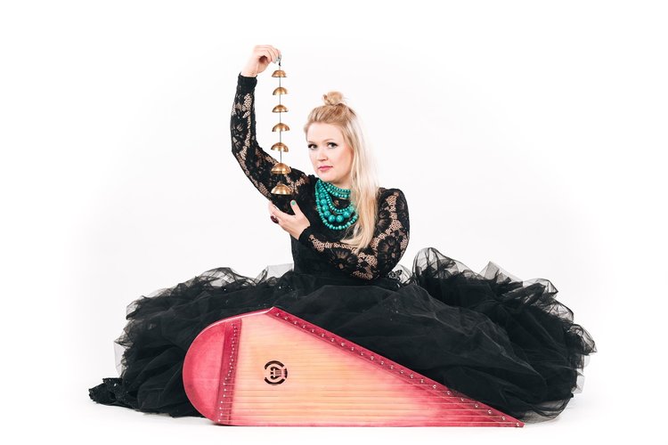 Maija Kauhanen: laulu, Saarijärven kantele, lyömäsoittimet / Laurin päiväkonsertit -sarja Maija Kauhanen: laulu, Saarijärven kantele, lyömäsoittimet / Laurin päiväkonsertit -sarja