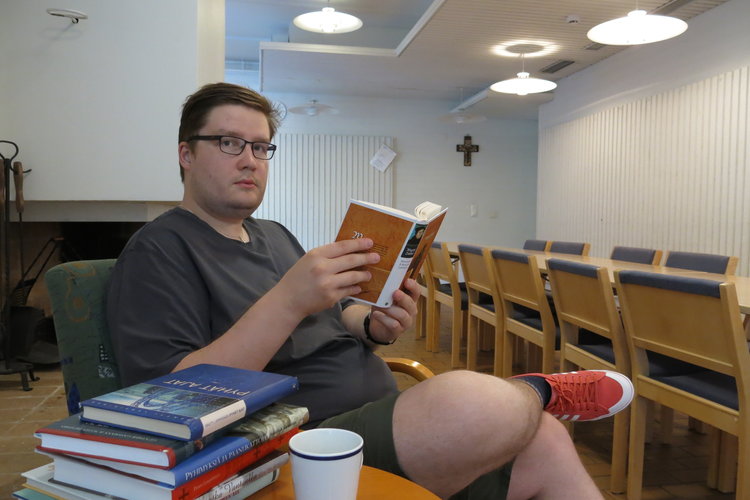 Kuisma Joentakanen, yksi neljästä miesten keskustelupiirin vetäjästä.