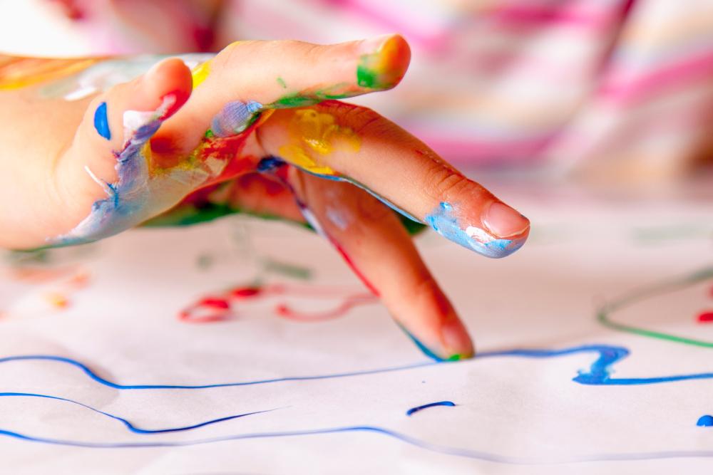 Lapsi maalaa sormilla