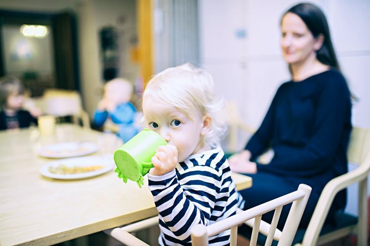 Perhekahvila Kivistön kirkolla, äiti ja lapsi pöydän ääressä