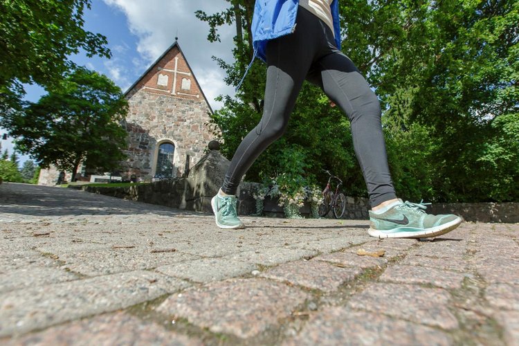 Espoon tuomiokirkko ja vaeltaja