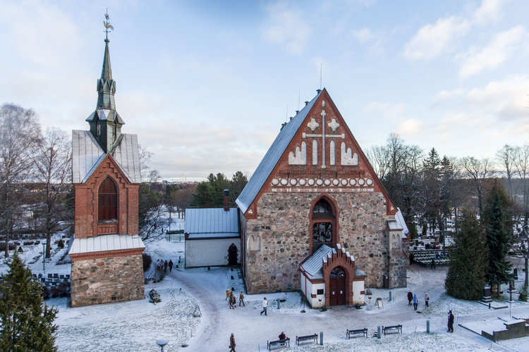 Pyhän-Laurin-kirkko-1-kuvasuhde-3-2_XL.jpg