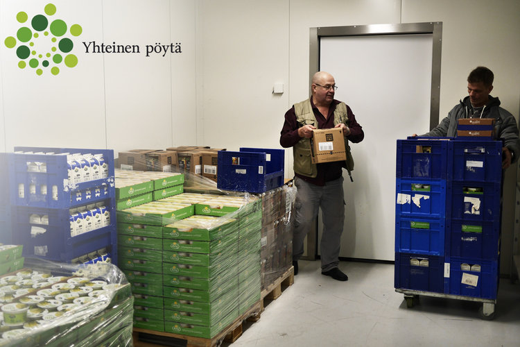 Ruuanlajittelua Yhteisen pöydän hävikkiterminaalissa