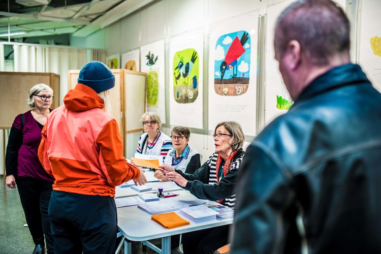 Äänestystä Dixin Vantaa-infossa