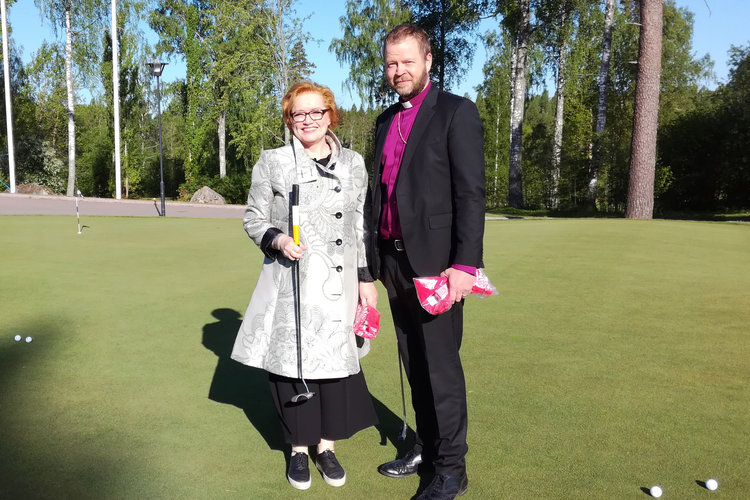 Ritva Viljanen ja Teemu Laajasalo puttausnurmella