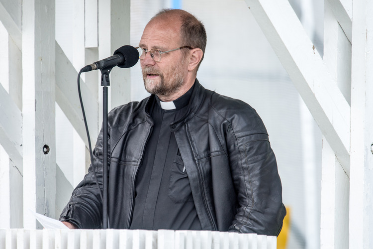 Heikki Leppä puhumassa Vantaan herättäjäjuhlilla kesällä 2016