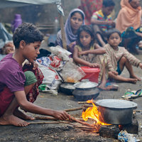 Äskettäin rajan Myanmarista Bangladeshiin ylittänyt perhe odottaa rekisteröintiä Kutupalongin pakolaisleiri...