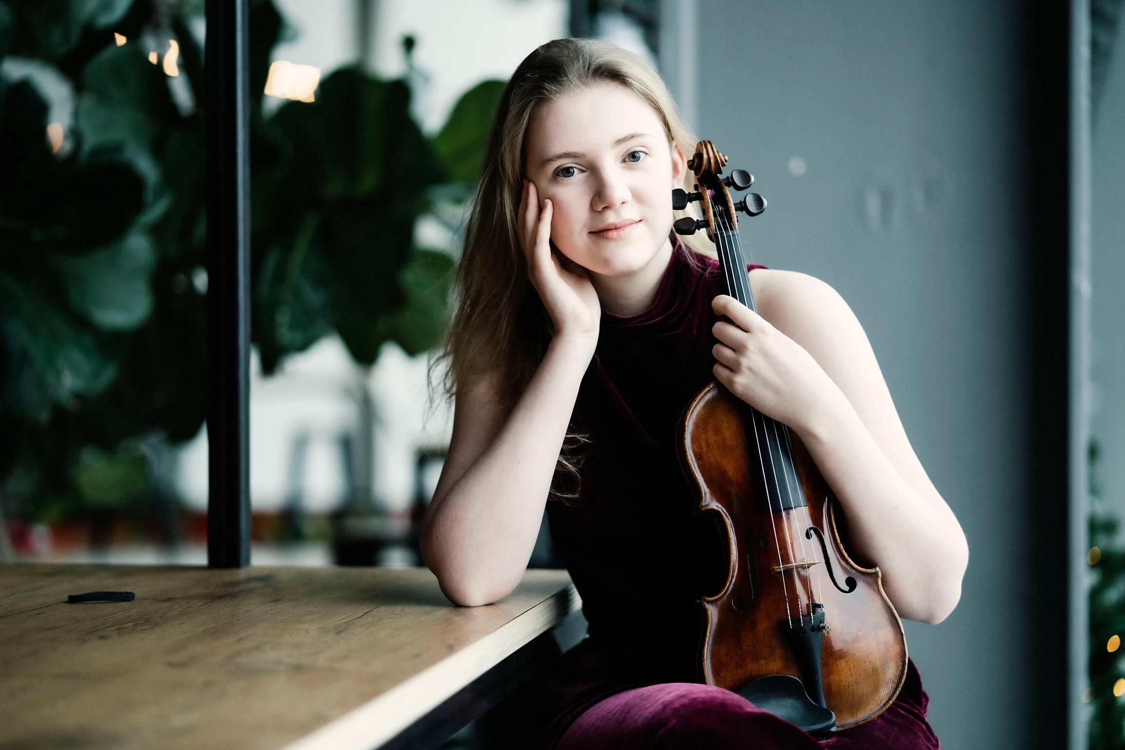 Charlotte Spruit poseeraa kameralle viulu kädessään.