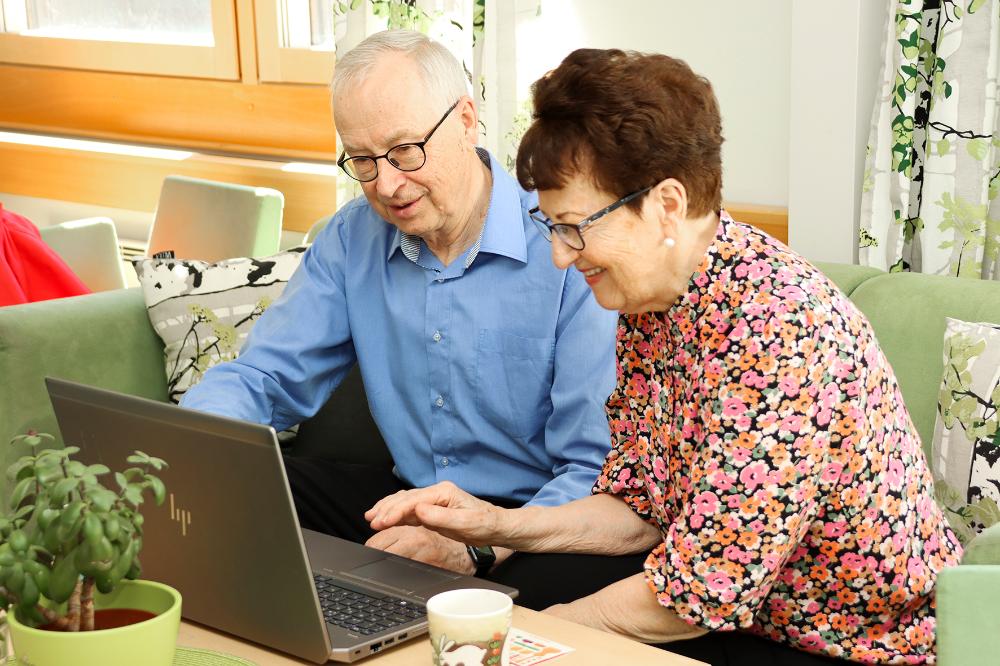 Keikka-avun mainoskuva: mies ja nainen tietokoneen edessä