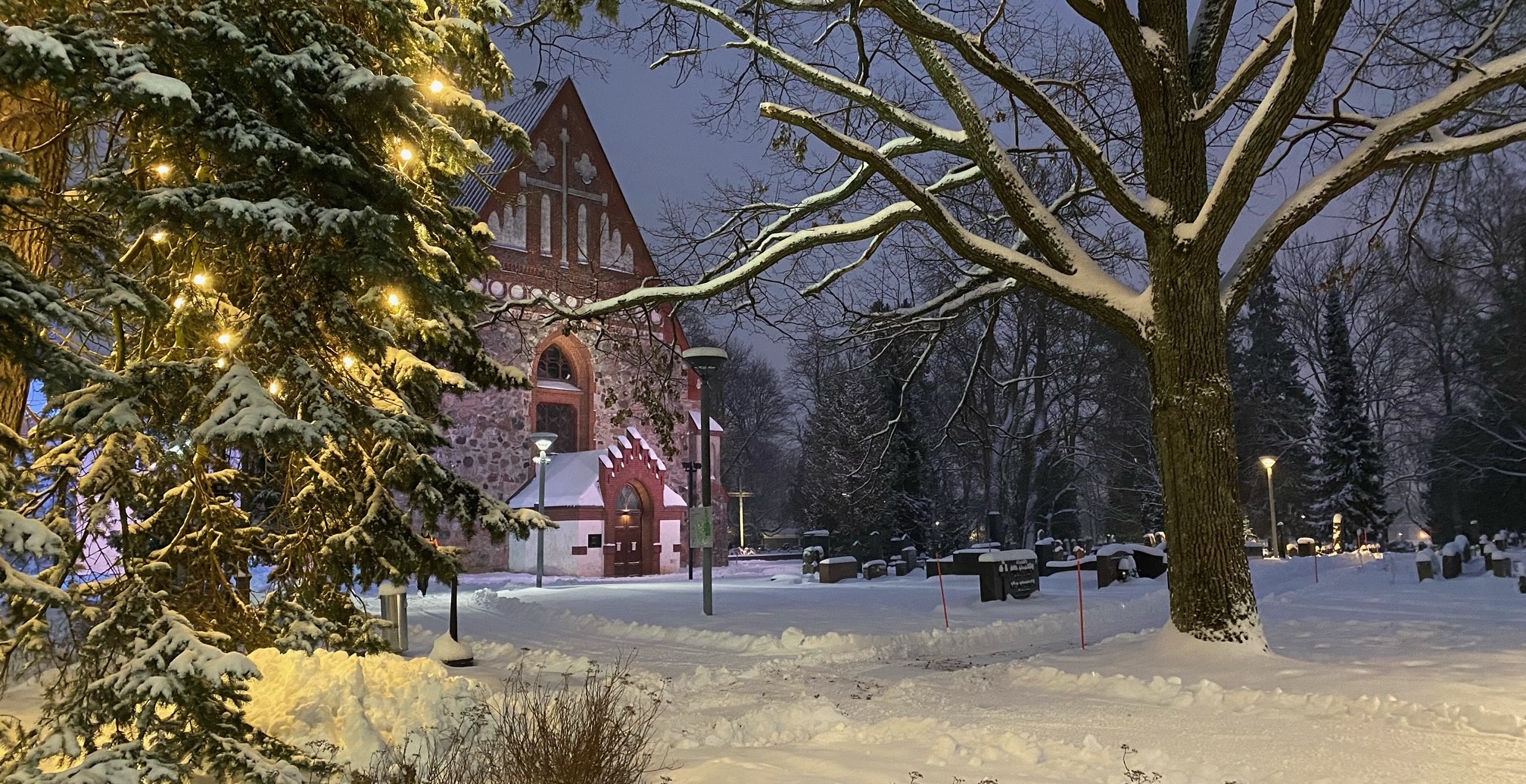 Pyhän Laurin kirkko talvimaisemassa