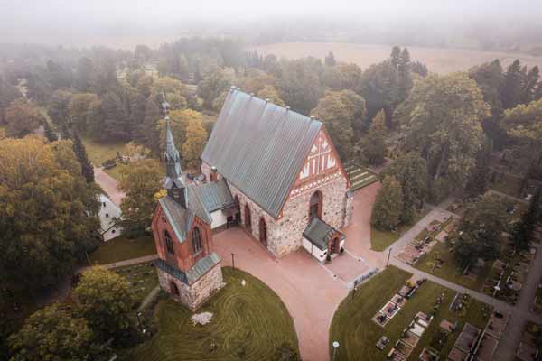 Vantaan Pyhän Laurin keskiaikainen kivikirkko dronella kuvattuna kesällä