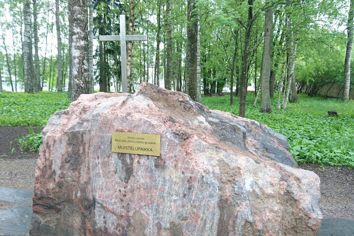 Avaa kuva isommaksi Muistelupaikka kirkon pihalla