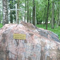 Avaa kuva isommaksi Muistelupaikka kirkon pihalla