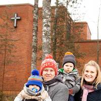 Lapsiperhe Kivistön kirkon edustalla.
