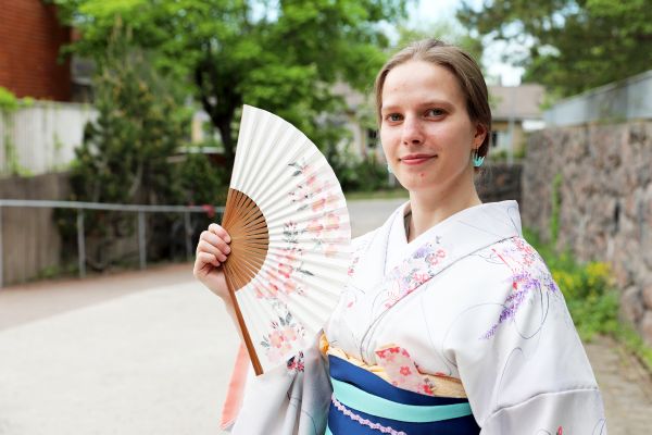 Elina Vanhatalo pukeutuneena kimonoon.