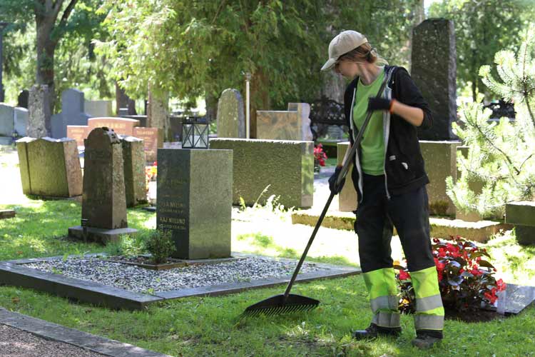 Hautoja Helsingin pitäjän kirkon hautausmaalla.