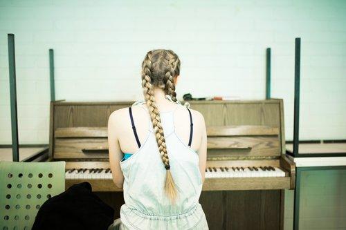 nainen soittaa pianoa