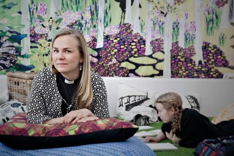 Hanna Similä työskentelee oppilaitospappina Vantaan ammattikorkeakouluissa. Kuva: Saara Vuorjoki.
