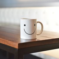hymyilevä kahvikuppi