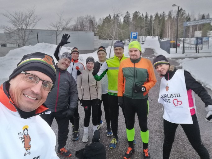 Yhteisvastuun yhteislenkki Yhteislenkin ulkoilijoita ryhmäkuvassa