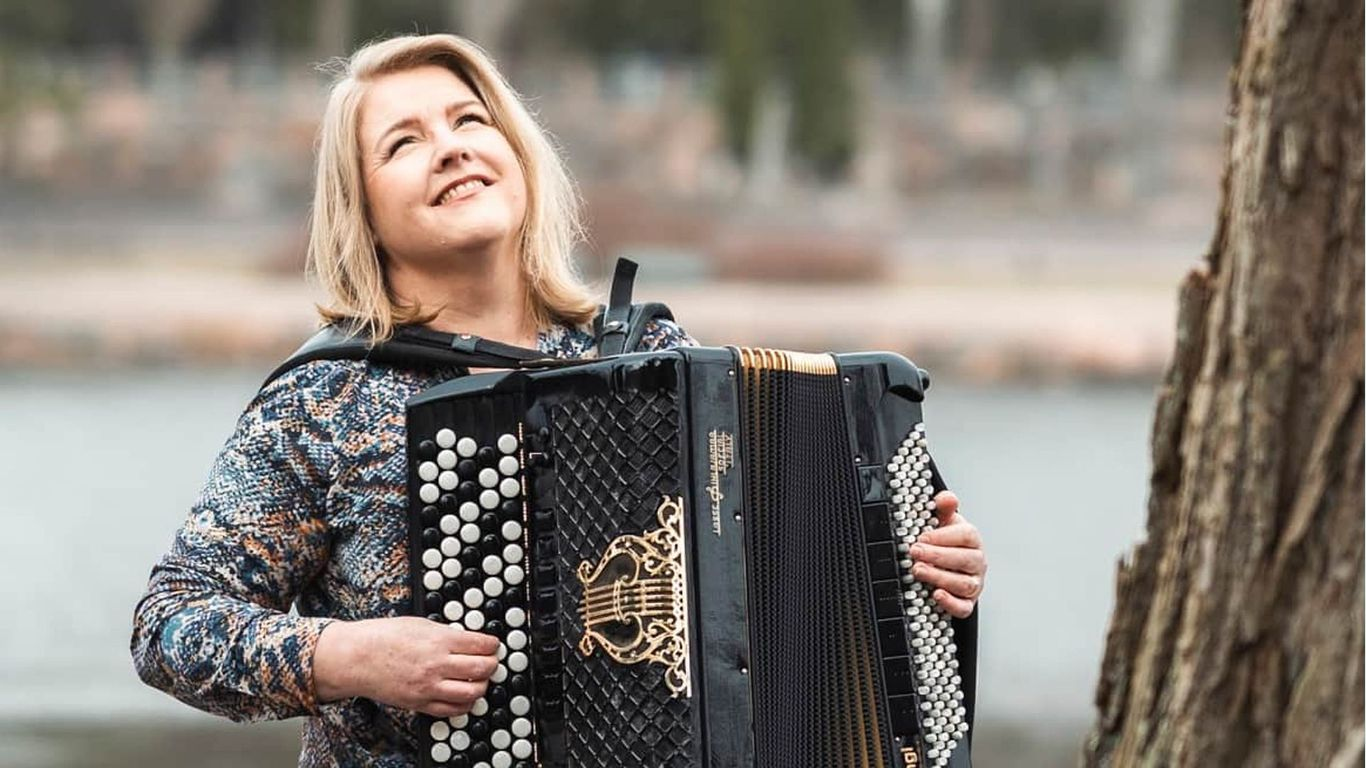 Kevätlaulajaiset Mari Kätkä soittaa harmonikkaa