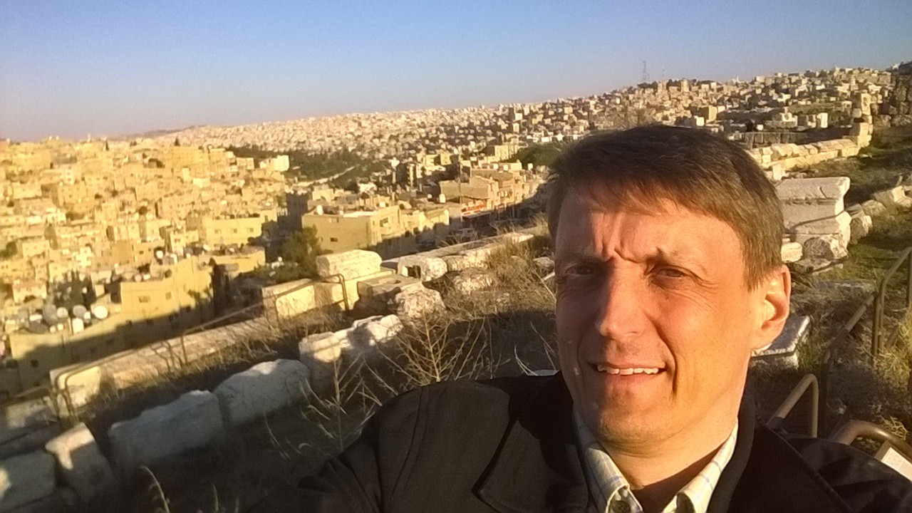Hans Tuominen taustallaan Ammanin kaupunki Jordaniassa