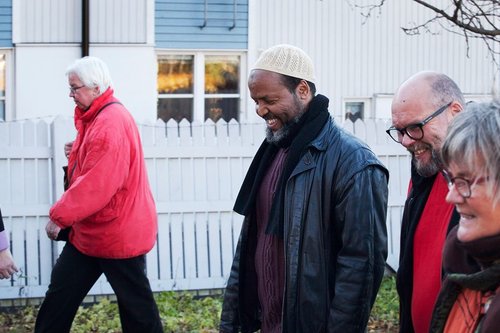 Uskontojen rauhankävely Yhteisymmärrysviikon avajaisiin Lumoon.