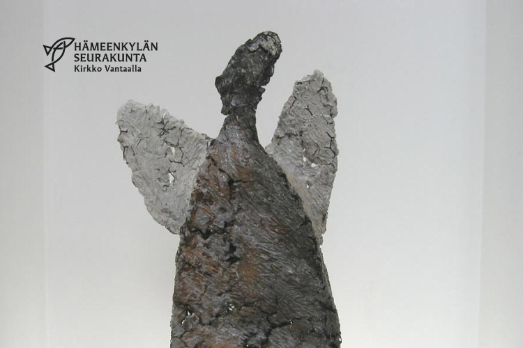 Keramiikkaenkeli kirkon alttarilla