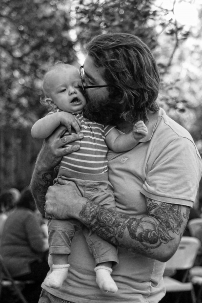 Valokuvassa isä suukottaa lasta.