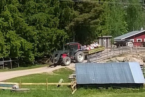 Perheretki Kungsbackan kotieläintilalle ja Brunbergin tehtaanmyymälään Perheretki Kungsbackan kotieläintilalle ja Brunbergin tehtaanmyymälään