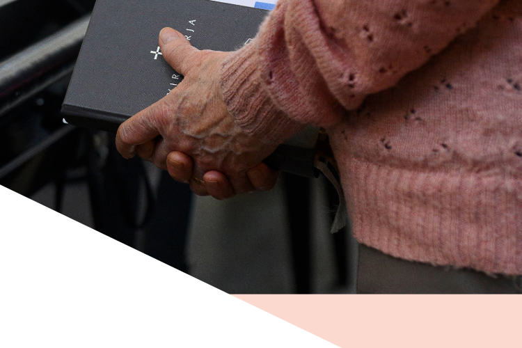 Messu Hämeenkylän kirkossa liturginen väri valkoinen, virsikirja ihmisen kädessä