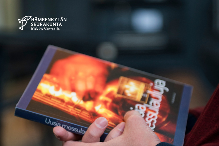 Laulukirja kädessä