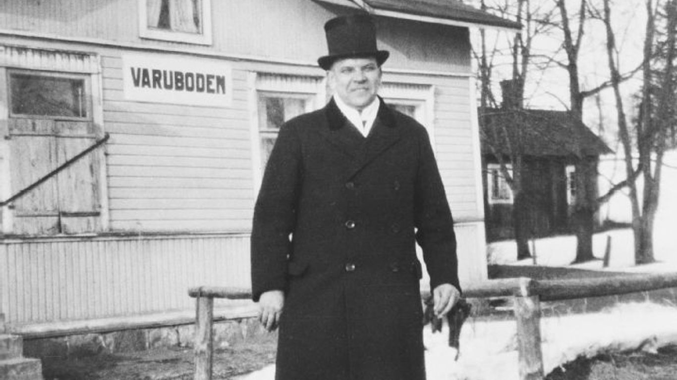 Prosten Otto Weckström utanför Varuboden 1928.