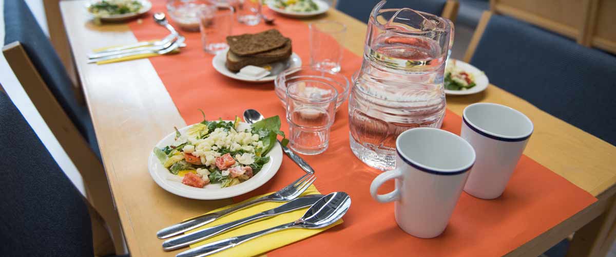 Yläovet auki- syödään yhdessä Yhteisöruokailun pöytä