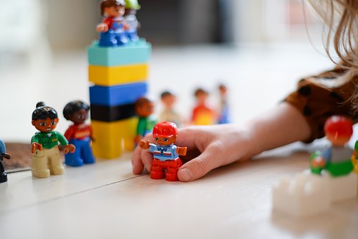 Perhekerho PERUTTU Tyttövauva lukee pehmokirjaa.