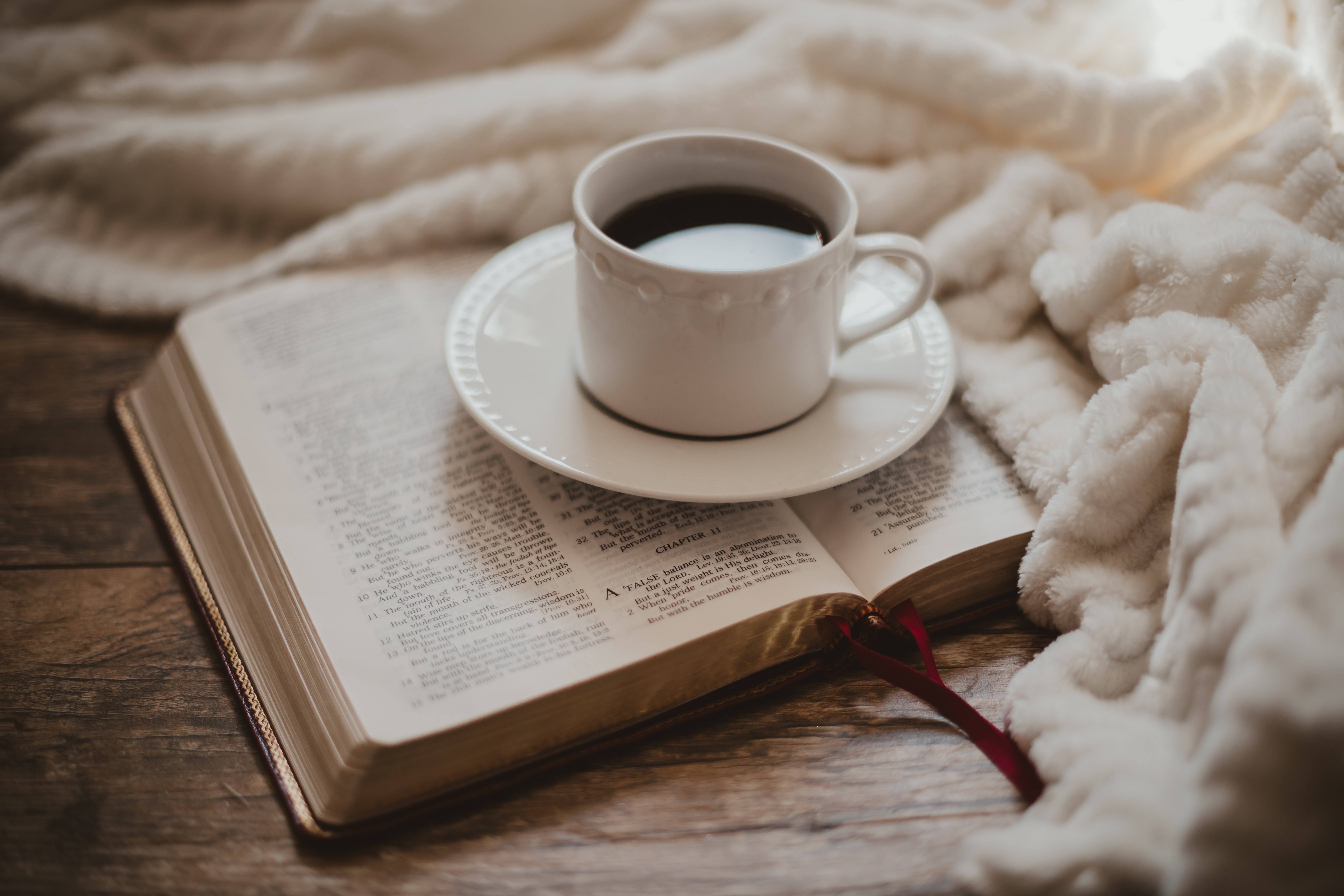 Kahvikuppi ja Raamattu