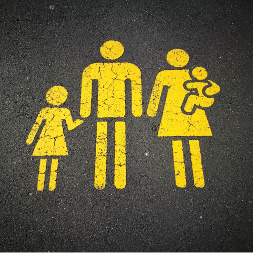 liikennemerkkiä muistuttava kuva perheestä