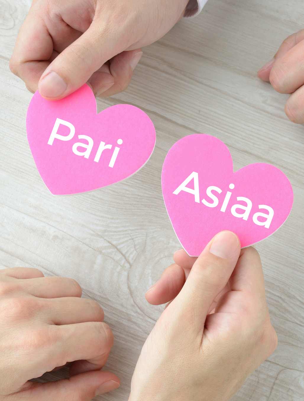 PariAsiaa-luentosarja senioreille kaksi kättä pitämässä paperisia sydämiä, joissa lukee pari asiaa