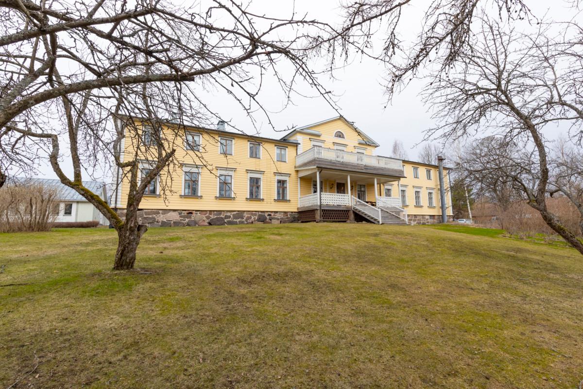 Poitsilan mahtava vaaleankeltainen kartano Haminassa kutsuu lepäämään