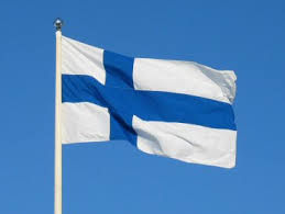 Suomen lippu liehuu tangossa.