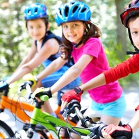 Pyöräileviä lapsia