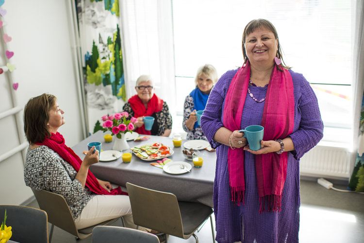 Naisten aamukahvit, etualalla Anne-Marja Isoaho.