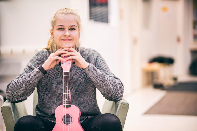 Kuva nuoresta ja ukulelesta