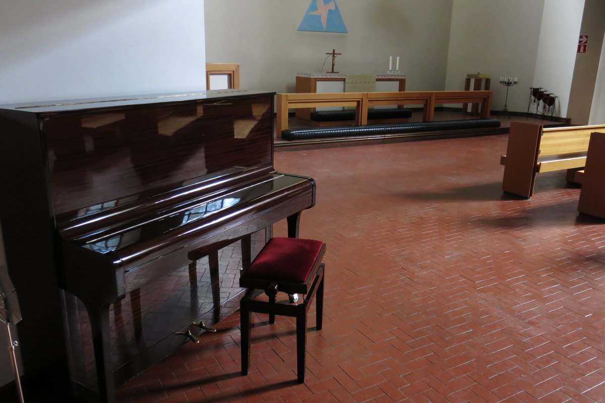 Avaa kuva isommaksi kirkkosalin piano_L.