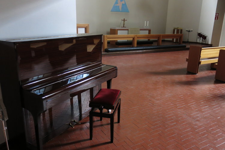 Avaa kuva isommaksi kirkkosalin piano_M.