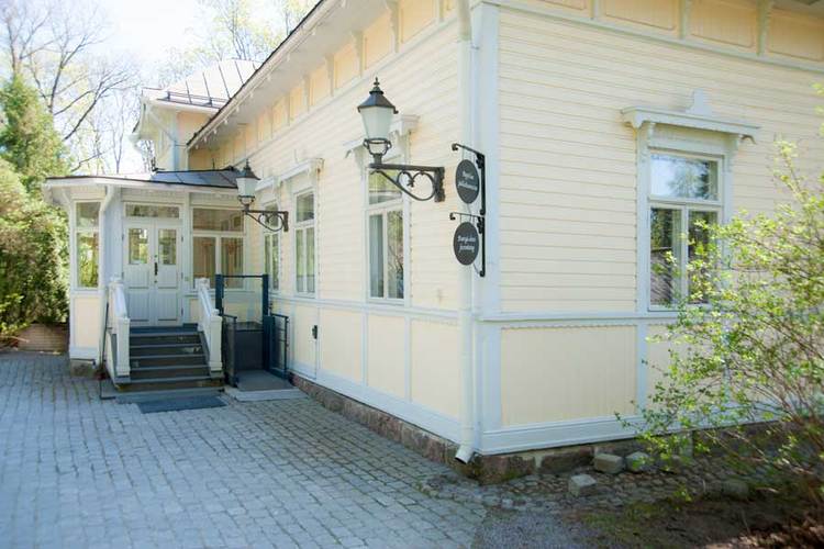 Pappilan juhlatila ja Kirkkoherran salonki Pappilan rakennus ulkoa.