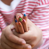 Lapsella on värikyniä käsissään