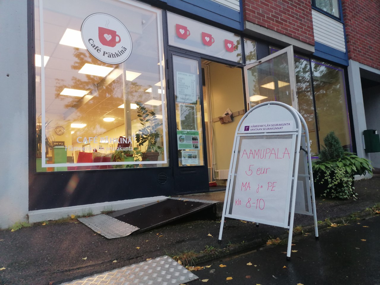 Café Pähkinä /Hämeenkylän seurakunta Café Pähkinä nähtynä ulkopuolelta.