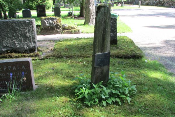 Puinen hautalauta Ruskeasannan hautausmaalla.