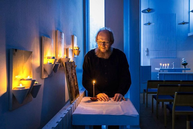 Uwe Preusker St. Martinin kappelin alttarin äärellä